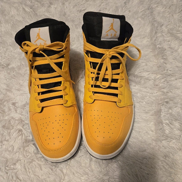 Nike Air Jordan Color Yellow/Black Size 13